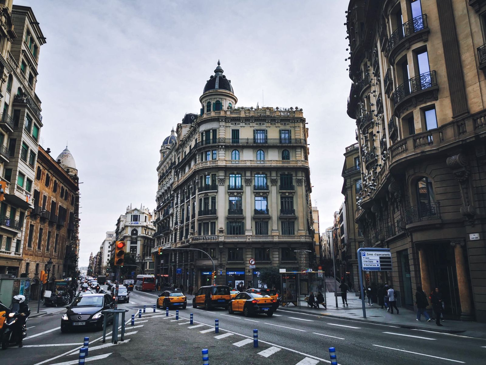 Via Laietana in Barcelona — Spain's cardiology capacity is a notch above Portugal's, but the convenio especial transition and #34 English proficiency push it to second for this profile. Photo: Pexels.